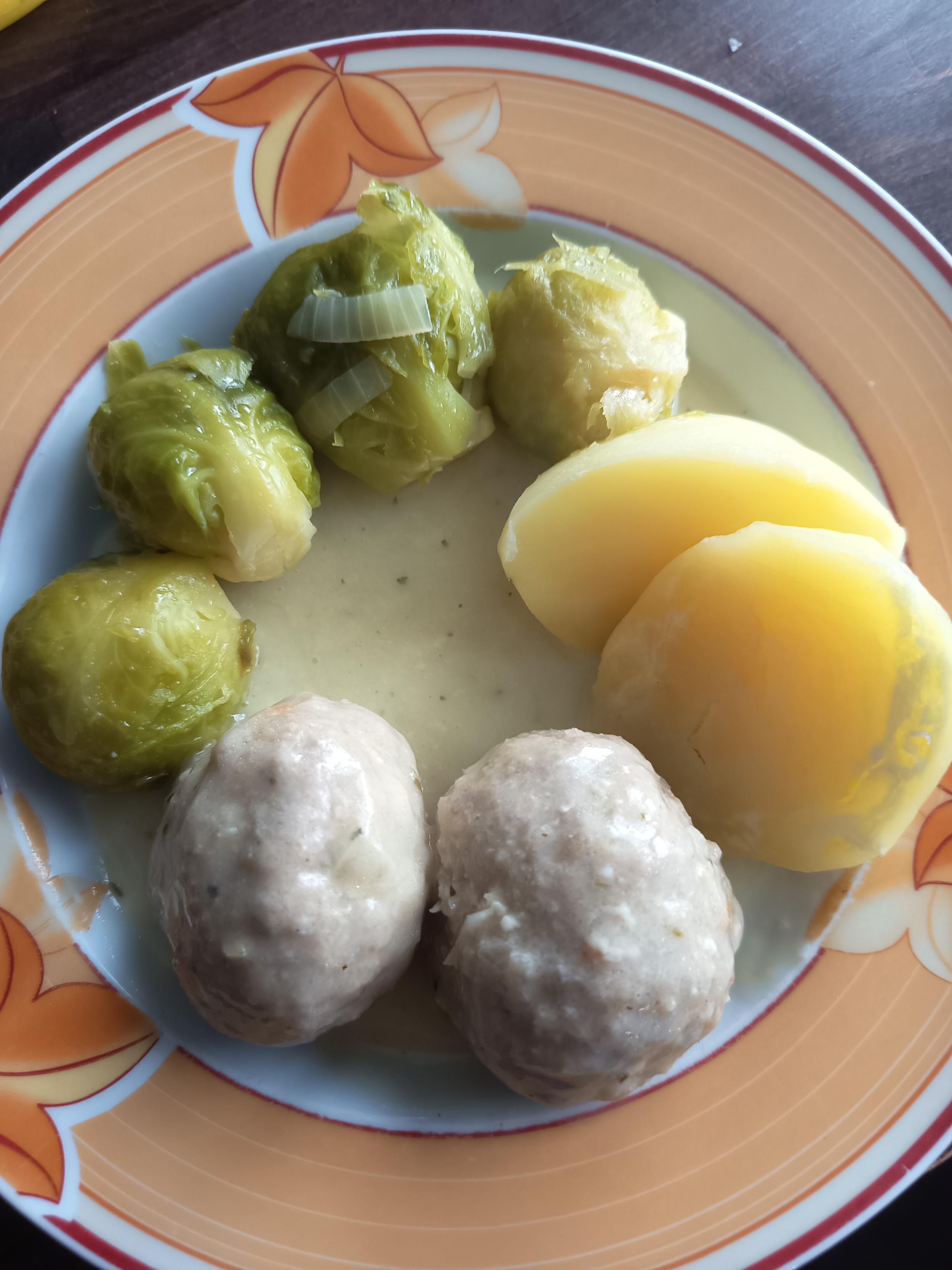 Königsberger Klopse mit Rosenkohl und Kartoffeln in Sahnesauce mit Kapern